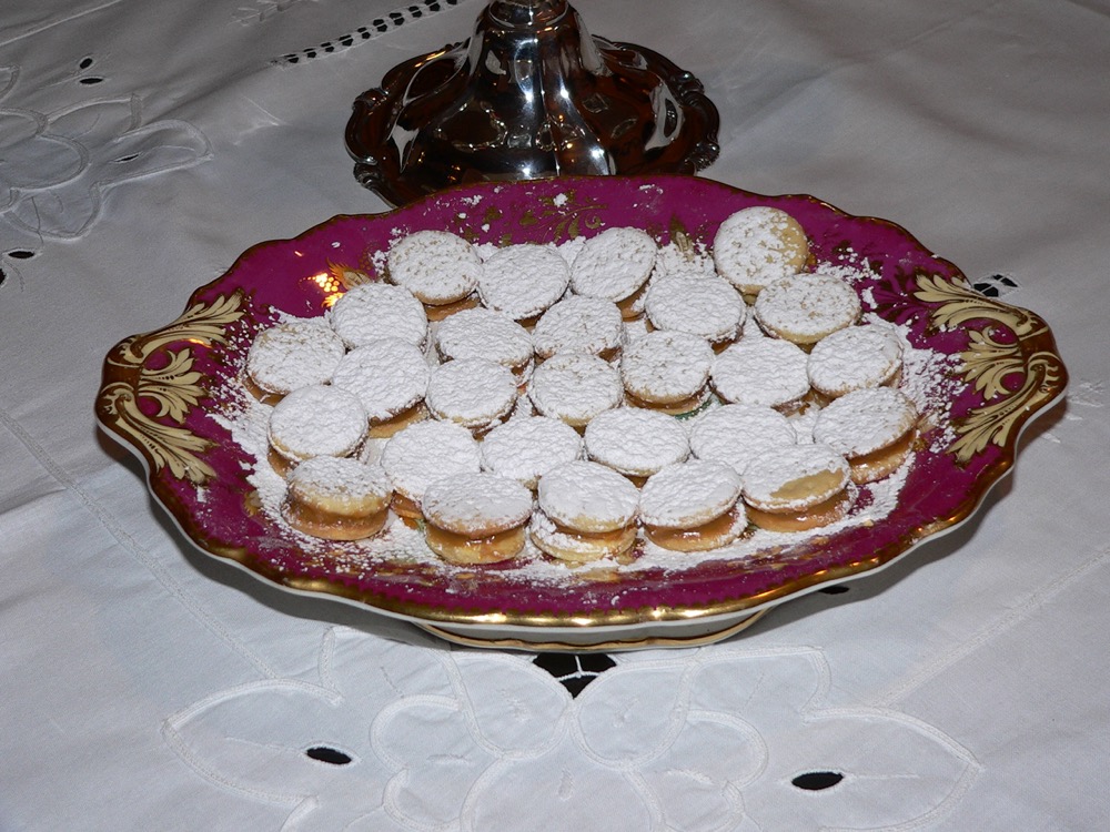 Alfajores de maicena espolvoreados con azúcar impalpable