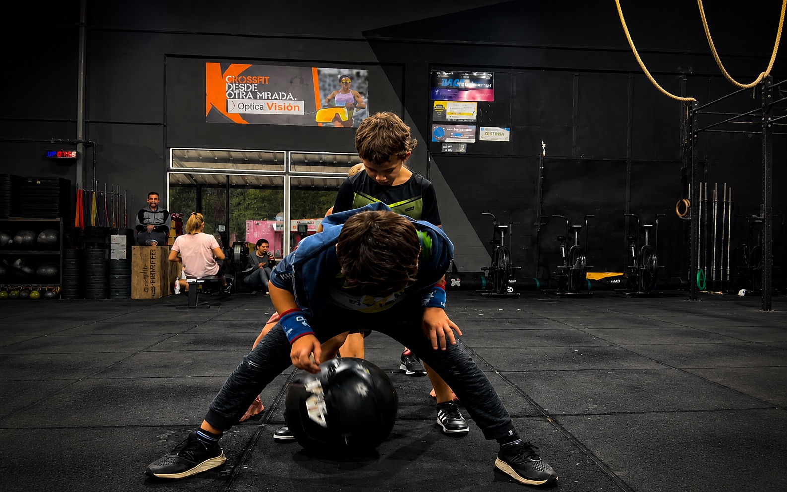 Chicos entrenando en clase de CrossFit Kids en Garage Box