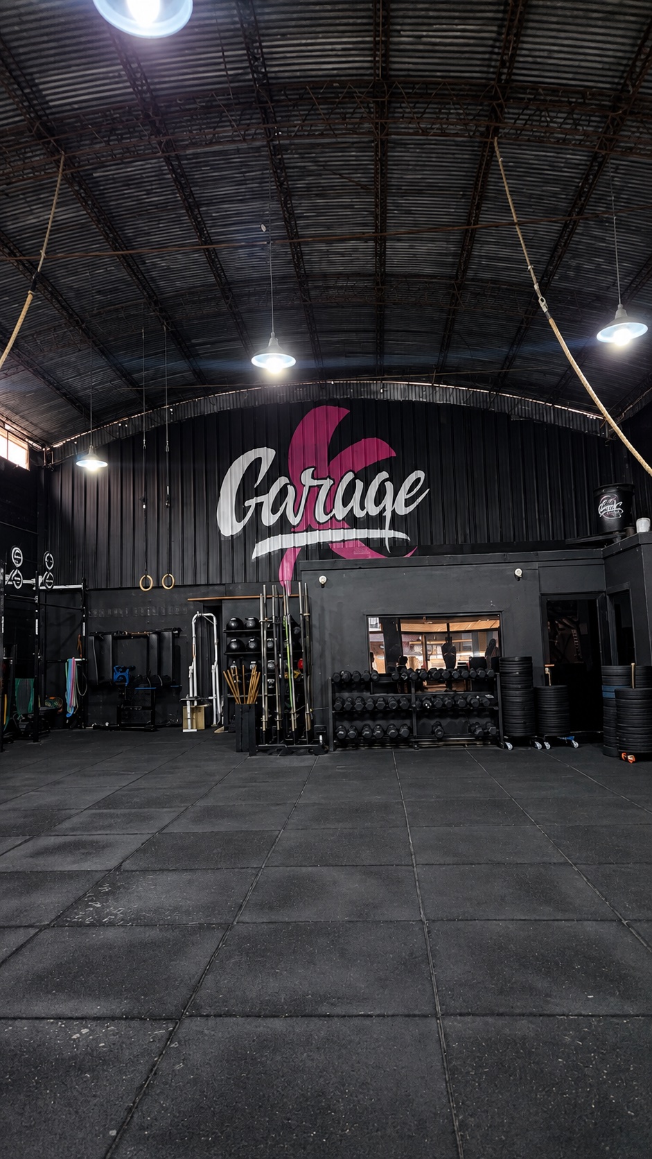 Interior del box Garage Box con el mural del logo en la pared