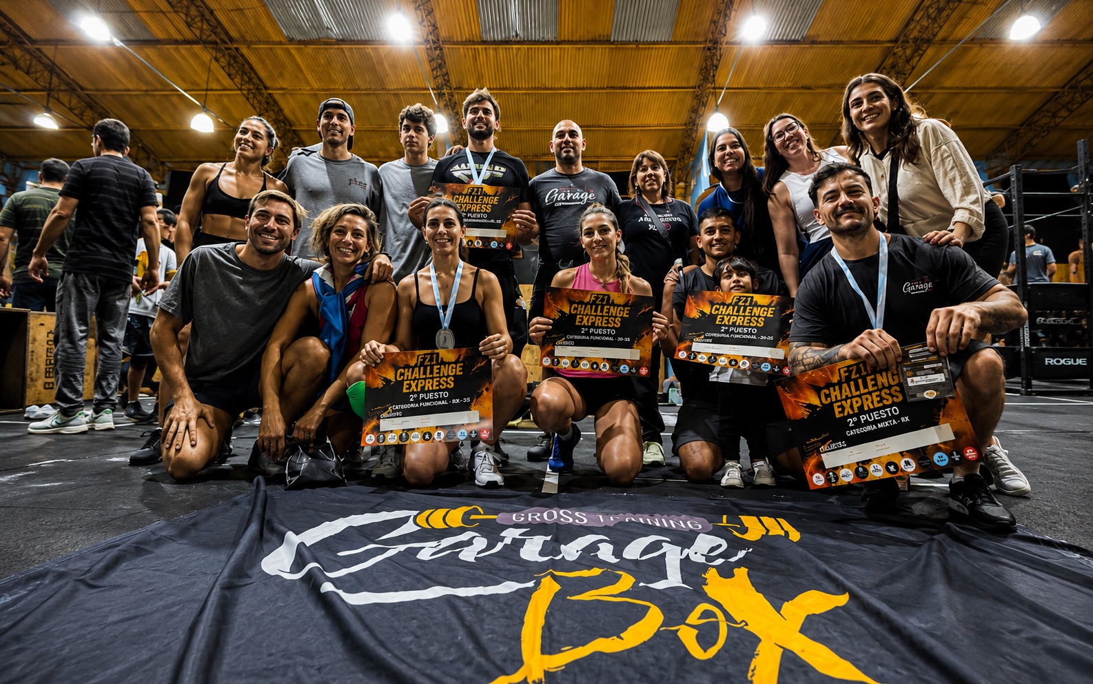 Equipo de Team GB posando con medallas y diplomas tras una competencia