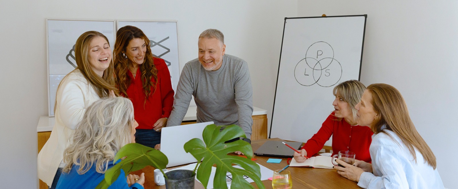 Equipo de trabajo en una oficina corporativa